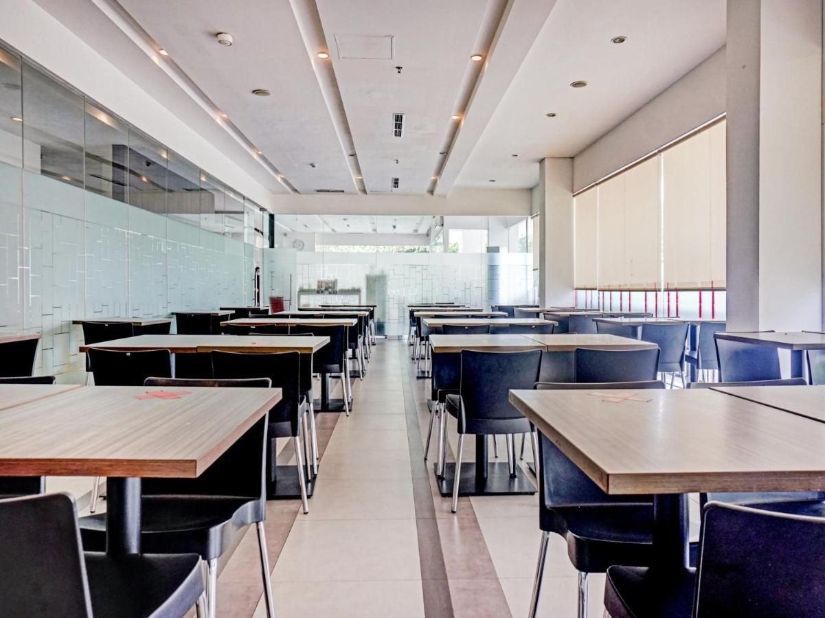 Townhouse Oak Jp Hotel Jakarta Exteriör bild