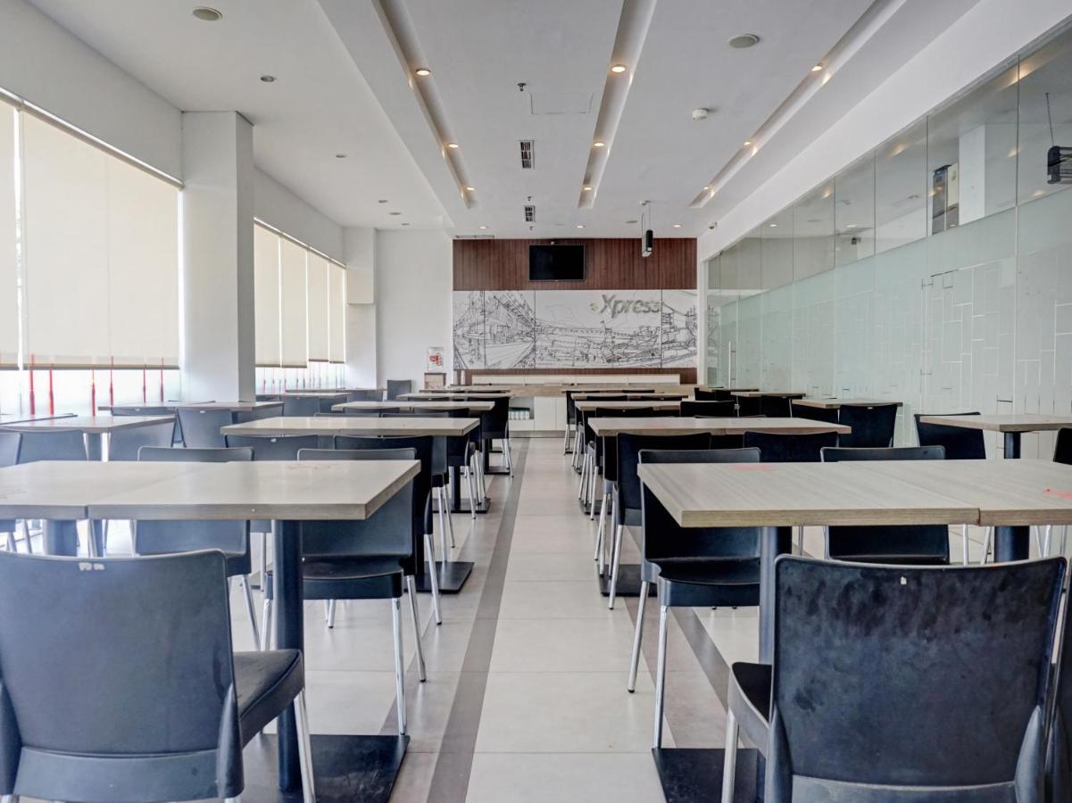 Townhouse Oak Jp Hotel Jakarta Exteriör bild