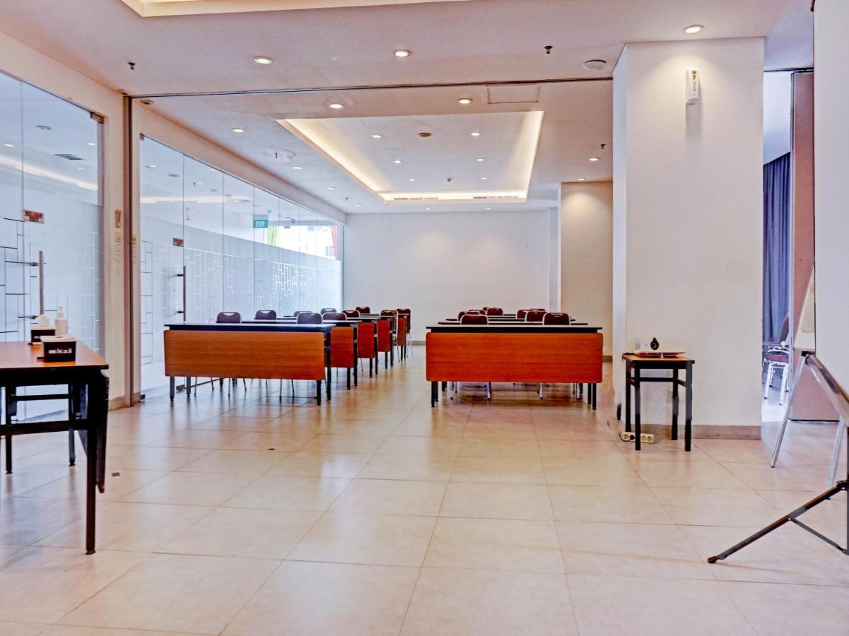 Townhouse Oak Jp Hotel Jakarta Exteriör bild